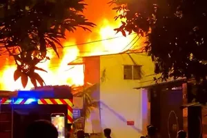 Phó Thủ tướng Nguyễn Hòa Bình chia buồn với gia đình người bị nạn trong vụ cháy tại Xóm Củi, Quận 8, TPHCM