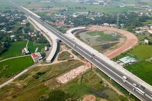 Chính phủ yêu cầu gỡ vướng để đẩy nhanh tiến độ các dự án giao thông trọng điểm phía Nam