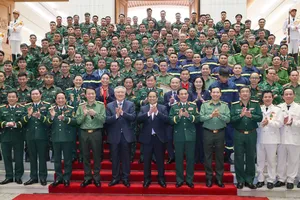 Thủ tướng Phạm Minh Chính và các đại biểu cùng lực lượng hỗ trợ Myanmar khắc phục hậu quả động đất. Ảnh: VIẾT CHUNG