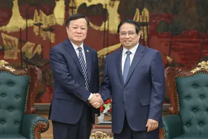 Thủ tướng Phạm Minh Chính và Chủ tịch Tập đoàn COMAC Hà Đông Phong. Ảnh: VIẾT CHUNG