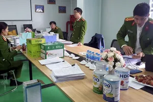 Lực lượng chức năng thu giữ một số mẫu sữa kém chất lượng tại Hà Nội