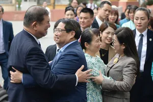 Thủ tướng Phạm Minh Chính và Thủ tướng Nhật Bản cùng 2 phu nhân. Ảnh: VIẾT CHUNG 