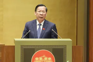 Chủ nhiệm Ủy ban Kinh tế và Tài chính của Quốc hội Phan Văn Mãi trình bày báo cáo thẩm tra, sáng 5-5. Ảnh: QUANG PHÚC