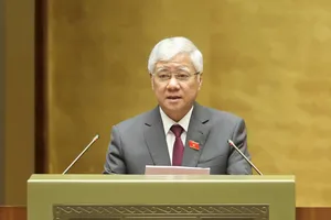 Chủ tịch Ủy ban Trung ương MTTQ Việt Nam Đỗ Văn Chiến trình bày báo cáo tổng hợp ý kiến, kiến nghị của cử tri và nhân dân. Ảnh: QUANG PHÚC