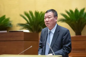 Tổng Thanh tra Chính phủ Đoàn Hồng Phong trình bày tờ trình dự án Luật Thanh tra (sửa đổi), sáng 8-5. Ảnh: VIẾT CHUNG