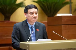 Chủ nhiệm Ủy ban Văn hóa và Xã hội của Quốc hội Nguyễn Đắc Vinh trình bày báo cáo giải trình, tiếp thu, chỉnh lý dự thảo Luật sửa đổi, bổ sung một số điều của Luật Quảng cáo, sáng 10-5. Ảnh: VIẾT CHUNG