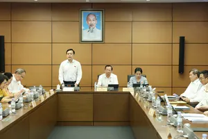 Đoàn đại biểu Quốc hội TPHCM thảo luận tại tổ, chiều 10-5. Ảnh QUANG PHÚC