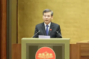 Chánh án Tòa án nhân dân tối cao Lê Minh Trí trình bày tờ trình dự án Luật sửa đổi, bổ sung một số điều của Bộ luật Tố tụng dân sự, Luật Tố tụng hành chính, Luật Tư pháp người chưa thành niên, Luật Phá sản và Luật Hòa giải, đối thoại tại tòa án. Ảnh: QUANG PHÚC