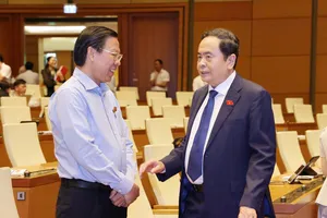 Chủ tịch Quốc hội Trần Thanh Mẫn trao đổi với Chủ nhiệm Ủy ban Kinh tế và Tài chính của Quốc hội Phan Văn Mãi tại phiên họp ngày 15-5. Ảnh QUANG PHÚC