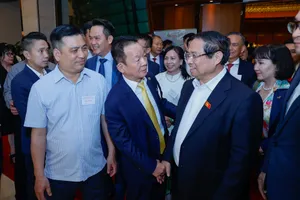 Thủ tướng trò chuyện, trao đổi, chia sẻ với các doanh nhân bên lề hội nghị quán triệt và triển khai Nghị quyết 68 của Bộ Chính trị về phát triển kinh tế tư nhân ngày 18-5.