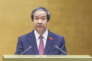 Bộ trưởng Bộ GD-ĐT Nguyễn Kim Sơn trình bày Tờ trình dự thảo Nghị quyết của Quốc hội về phổ cập giáo dục mầm non cho trẻ em mẫu giáo từ 3 đến 5 tuổi.