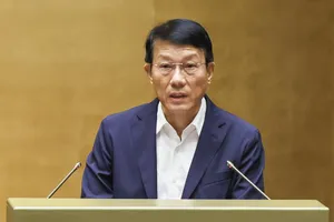 Bộ trưởng Bộ Công an Lương Tam Quang thừa ủy quyền của Thủ tướng Chính phủ trình bày tờ trình dự án Luật Dẫn độ. Ảnh: VIẾT CHUNG