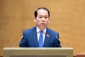 Chủ nhiệm Ủy ban Pháp luật và Tư pháp của Quốc hội Hoàng Thanh Tùng trình bày báo cáo thẩm tra dự án Luật Tương trợ tư pháp về hình sự, sáng 26-5. Ảnh: VIẾT CHUNG