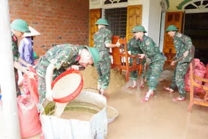 Lực lượng chức năng giúp người dân ở huyện Cẩm Xuyên, Hà Tĩnh khắc phục hậu quả mưa lũ