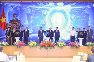 Thủ tướng Phạm Minh Chính cùng các đại biểu thực hiện nghi thức bấm nút khai trương Cổng Pháp luật quốc gia. Ảnh: VIẾT CHUNG