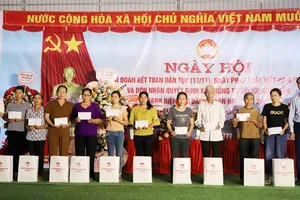 MTTQ trao quà cho các hộ nghèo, hộ có hoàn cảnh khó khăn. Ảnh minh họa