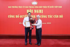 Đồng chí Đỗ Văn Chiến (bìa phải), Ủy viên Bộ Chính trị, Bí thư Trung ương Đảng, Bí thư Đảng ủy MTTQ, các đoàn thể Trung ương, Chủ tịch Ủy ban Trung ương MTTQ Việt Nam trao quyết định cho ông Bùi Duy Đông