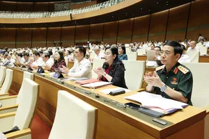 Đại biểu Quốc hội biểu quyết thông qua việc sửa đổi, bổ sung Chương trình Kỳ họp thứ 9, Quốc hội khóa XV, sáng 11-6. Ảnh: QUANG PHÚC 