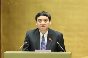 Chủ nhiệm Ủy ban Văn hóa và Xã hội của Quốc hội Nguyễn Đắc Vinh trình bày các báo cáo, sáng 16-6. Ảnh QUANG PHÚC