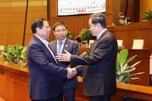 Thủ tướng Phạm Minh Chính trao đổi với Chủ tịch Quốc hội Trần Thanh Mẫn và Bộ trưởng Bộ Tài chính Nguyễn Văn Thắng tại phiên thảo luận về phát triển kinh tế - xã hội, ngày 17-6. Ảnh: QUANG PHÚC