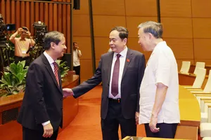 Tổng Bí thư Tô Lâm trao đổi với Chủ tịch Quốc hội Trần Thanh Mẫn và Bộ trưởng Bộ GD-ĐT Nguyễn Kim Sơn tại phiên chất vấn về lĩnh vực giáo dục và đào tạo, sáng 20-6. Ảnh: QUANG PHÚC