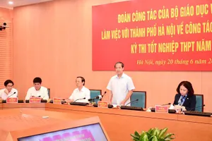 Bộ trưởng Bộ GD-ĐT Nguyễn Kim Sơn kiểm tra công tác chuẩn bị kỳ thi của Hà Nội