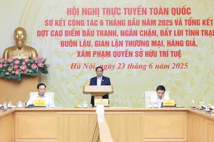 Thủ tướng Phạm Minh Chính chủ trì và phát biểu tại hội nghị trực tuyến toàn quốc về công tác đấu tranh ngăn chặn, đẩy lùi tình trạng buôn lậu, gian lận thương mại, hàng giả, xâm phạm quyền sở hữu trí tuệ. Ảnh: VIẾT CHUNG