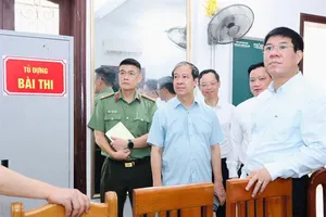 Bộ trưởng Nguyễn Kim Sơn kiểm tra tại điểm thi tại Trường THPT Nguyễn Đức Cảnh, Thái Bình