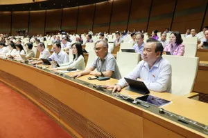 Đại biểu bấm nút thông qua Nghị quyết của Quốc hội về cơ chế xử lý khó khăn, vướng mắc do quy định của pháp luật. Ảnh: QUANG PHÚC