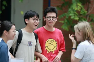 Thí sinh đến làm thủ tục dự Kỳ thi tốt nghiệp THPT năm 2025 tại điểm trường THPT Lương Thế Vinh, quận Cầu Giấy, Hà Nội, chiều 25-6. Ảnh: VIẾT CHUNG