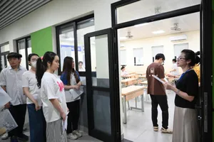 Thí sinh thi môn đầu tiên của Kỳ thi tốt nghiệp THPT năm 2025 tại điểm trường THCS Nguyễn Trường Tộ, quận Đống Đa, Hà Nội, sáng 26-6. Ảnh: VIẾT CHUNG