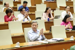 Tổng Bí thư Tô Lâm và các đại biểu Quốc hội tán thành thông qua luật chiều 26-6. Ảnh QUANG PHÚC