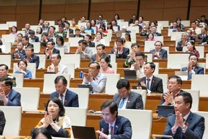 Các đại biểu dự phiên bế mạc kỳ họp, sáng 27-6. Ảnh: VIẾT CHUNG