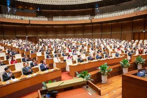 Các đại biểu dự phiên bế mạc kỳ họp, sáng 27-6. Ảnh: VIẾT CHUNG