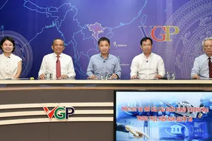 Các khách mời tham gia tọa đàm