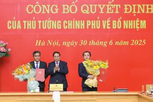 Thủ tướng Phạm Minh Chính trao các quyết định điều động và bổ nhiệm ông Trần Đức Thắng (phải) và ông Hồ Văn Niên (trái)