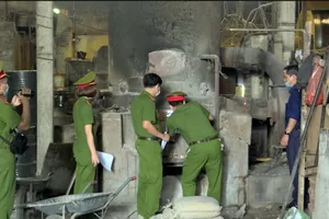 Cơ quan chức năng kiểm tra một cơ sở sản xuất