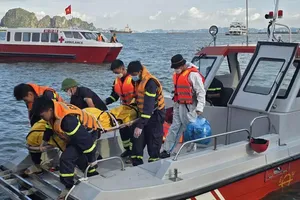 Lực lượng chức năng thực hiện công tác cứu hộ vụ lật tàu Vịnh Xanh 58