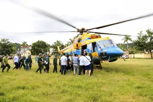 Bộ Quốc phòng điều trực thăng Mi-171 vận chuyển hàng cứu trợ khẩn cấp tới Điện Biên