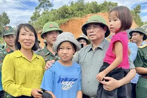 Thủ tướng Phạm Minh Chính và đoàn công tác tới hiện trường, thăm hỏi, động viên người dân chịu ảnh hưởng do mưa lũ, sạt lở đất tại các xã: Na Son, Tìa Dình, Xa Dung, tỉnh Điện Biên, chiều 3-8. Ảnh: VIẾT CHUNG