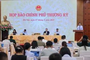 Bộ trưởng, Chủ nhiệm Văn phòng Chính phủ Trần Văn Sơn chủ trì và phát biểu tại cuộc họp báo Chính phủ thường kỳ, chiều 7-8. Ảnh: VIẾT CHUNG