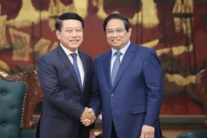 Thủ tướng Phạm Minh Chính và đồng chí Saleumxay Kommasith, Ủy viên Bộ Chính trị, Phó Thủ tướng Chính phủ Lào, Trưởng Ban Cải cách doanh nghiệp Lào. Ảnh: VIẾT CHUNG