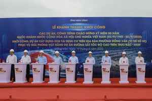 Phó Thủ tướng Trần Hồng Hà và các đại biểu thực hiện nghi thức khởi công Dự án Xây dựng khu tái định cư trên địa bàn phường Đồng Văn, Ninh Bình