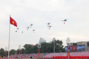 Biên đội trực thăng bay qua lễ đài trong buổi tổng duyệt diễu binh, diễu hành, sáng 30-8. Ảnh: QUANG PHÚC