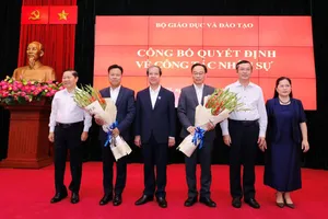 Lãnh đạo Bộ GD-ĐT tặng hoa chúc mừng PGS-TS Hoàng Minh Sơn và GS-TS Lê Quân