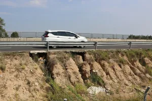 Tuyến đường cao tốc Vĩnh Hảo - Phan Thiết bị hư hỏng mép nền đường tại đoạn xã Hàm Liêm