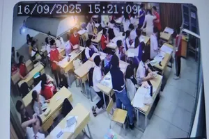 Hình ảnh từ video vụ việc học sinh lớp 7 ở Hà Nội túm tóc, ghì đầu cô giáo 