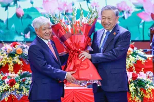 Bí thư Đảng ủy MTTQ, các đoàn thể Trung ương Đỗ Văn Chiến tặng hoa Tổng Bí thư Tô Lâm