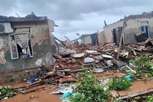 Nhiều nhà dân tại Ninh Bình bị tốc mái, sập đổ