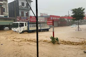 Nước lũ dâng ngập đường ở phường Vân Sơn (tỉnh Sơn La) ngày 6-10